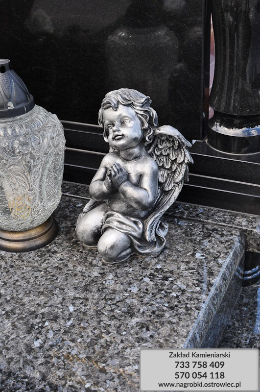 Mały aniołek - figuka na pomniku