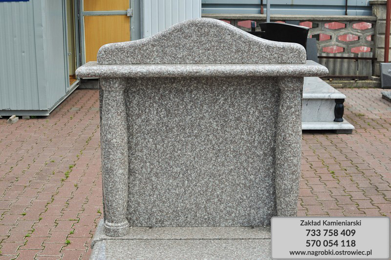 Tablica z kolumnami wykonana z jasnego granitu